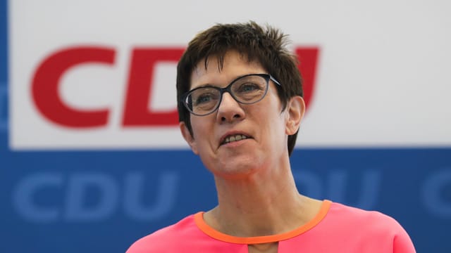 Annegret Kramp-Karrenbauer in Nahaufnahme. Annegret Kramp-Karrenbauer in Nahaufnahme.