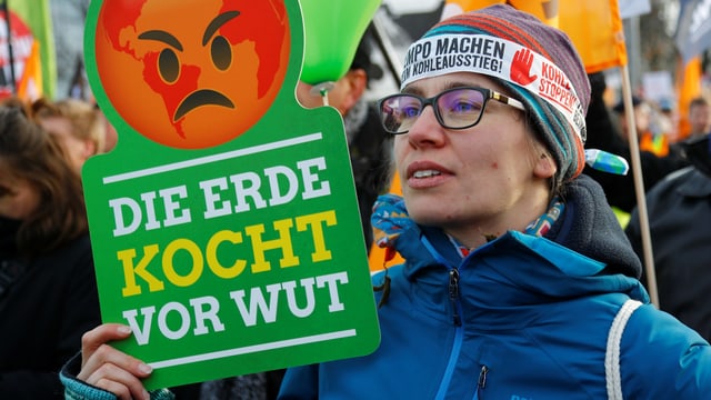 Demonstrantin mit Transparent Demonstrantin mit Transparent
