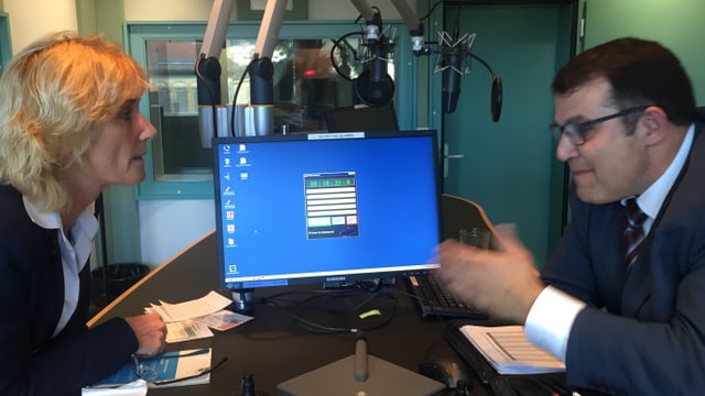 Eine Frau und ein Mann diskutieren heftig in einem Radiostudio. Eine Frau und ein Mann diskutieren heftig in einem Radiostudio.