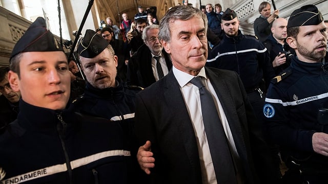 Jérôme Cahuzac zwischen Polizisten Jérôme Cahuzac zwischen Polizisten