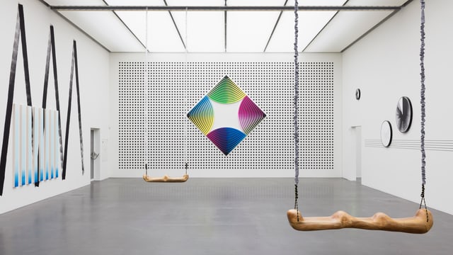 Schaukeln in der Ausstellung von Claudia Comte. Schaukeln in der Ausstellung von Claudia Comte.