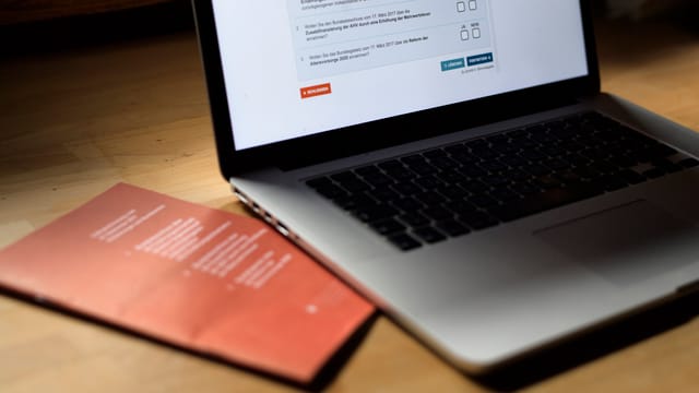 Laptop auf Abstimmungsbüchlein Laptop auf Abstimmungsbüchlein