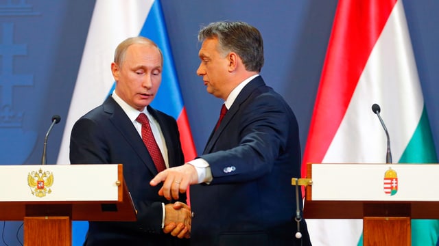 Orban und Putin schütteln sich die Hand Orban und Putin schütteln sich die Hand