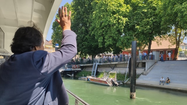 Mann winkt vom Schiff Mann winkt vom Schiff