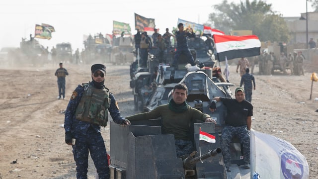 Irakische Truppen mit Fahnen
