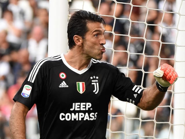 Buffon ballt die Faust