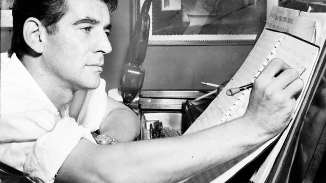Leonard Bernstein schreibt an seinem Klavier. Leonard Bernstein schreibt an seinem Klavier.