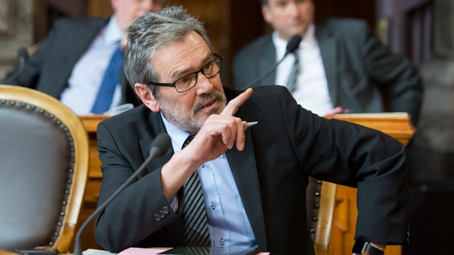 Mann spricht ins Mikrofon. Mann spricht ins Mikrofon.