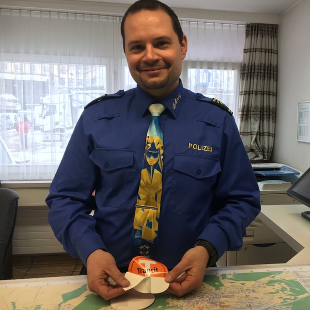 Patrik Eichholzer da la polizia communala da San Murezzan. Patrik Eichholzer da la polizia communala da San Murezzan.