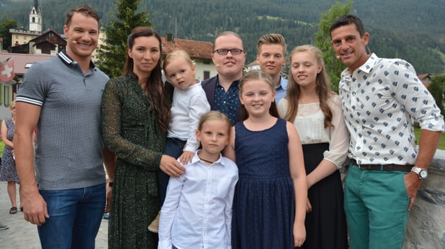 Dario Cologna, Angelo Kelly mitsamt Familie und Roman Kilchsperger freuen sich auf die Sendung.