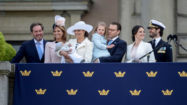Die jungen schwedischen Royals auf dem Balkon Die jungen schwedischen Royals auf dem Balkon
