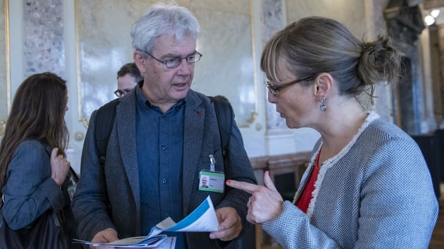 Der Solothurner Nationalrat Felix Wettstein diskutiert mit einer Frau. Der Solothurner Nationalrat Felix Wettstein diskutiert mit einer Frau.
