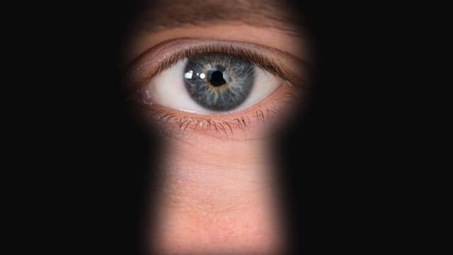 Auge guckt durchs Schlüsselloch Auge guckt durchs Schlüsselloch