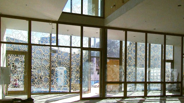 Video «Viele Zimmer in Gottes Haus – unterwegs im Haus der Religionen» abspielen Video «Viele Zimmer in Gottes Haus – unterwegs im Haus der Religionen» abspielen