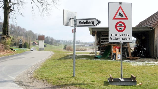 Ein Schild weist darauf hin, dass hier viele Amphibien die Strasse queren. Ein Schild weist darauf hin, dass hier viele Amphibien die Strasse queren.