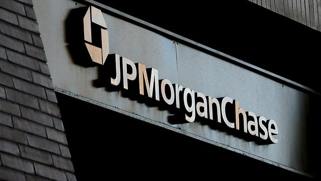 Das Logo von JP MorganChase an einer Hausfassade Das Logo von JP MorganChase an einer Hausfassade