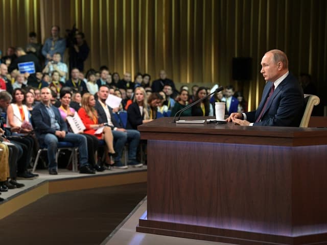 Wladimir Putin spricht zum Plenum. Wladimir Putin spricht zum Plenum.