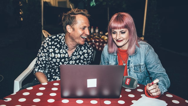Stefan und Tina besprechen die Ergebnisse des Fitnesstrackers. Stefan und Tina besprechen die Ergebnisse des Fitnesstrackers.