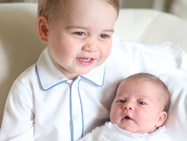 Prinz George hält Prinzessin Charlotte Prinz George hält Prinzessin Charlotte