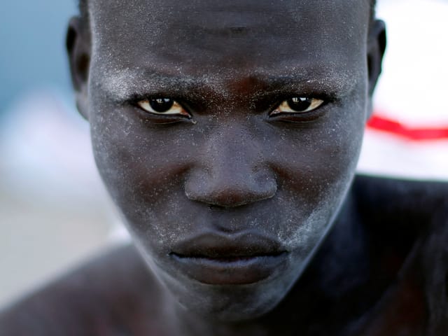 Migrant in Libyen blickt in die Kamera Migrant in Libyen blickt in die Kamera