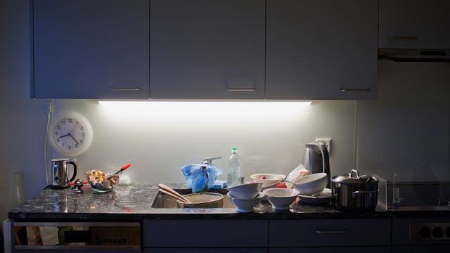 Eine Küche, beleuchtet von einer Neonröhre. Eine Küche, beleuchtet von einer Neonröhre.