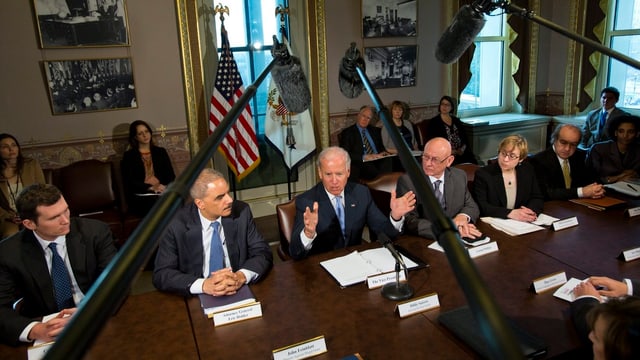Biden und weitere politische Vertreter an einem Sitzungstisch. Biden und weitere politische Vertreter an einem Sitzungstisch.