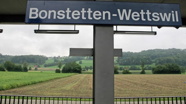 Bahnhof-Schild mit Aufschrift Bonstetten-Wettswil Bahnhof-Schild mit Aufschrift Bonstetten-Wettswil