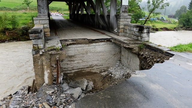 Zerstörte Zufahrt zu einer Brücke. Zerstörte Zufahrt zu einer Brücke.