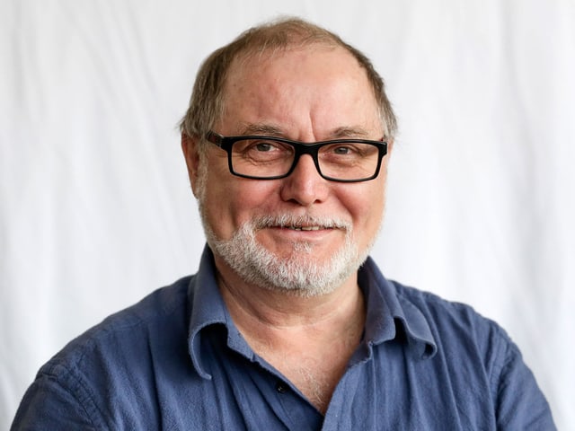 Porträt von Stefan Frey vor weissem Hintergrund. Porträt von Stefan Frey vor weissem Hintergrund.