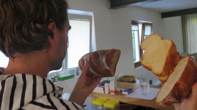 Mann hält viel Brot in den Händen Mann hält viel Brot in den Händen