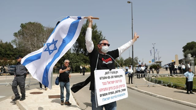 Israelische Wähler protestieren mit Plakaten und Fahnen Israelische Wähler protestieren mit Plakaten und Fahnen