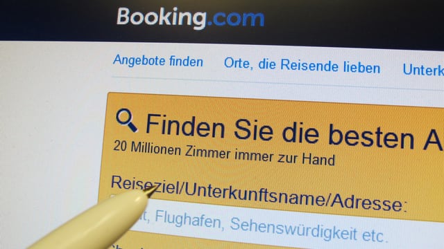 Booking.com-Seite auf einem Bidschirm. Booking.com-Seite auf einem Bidschirm.