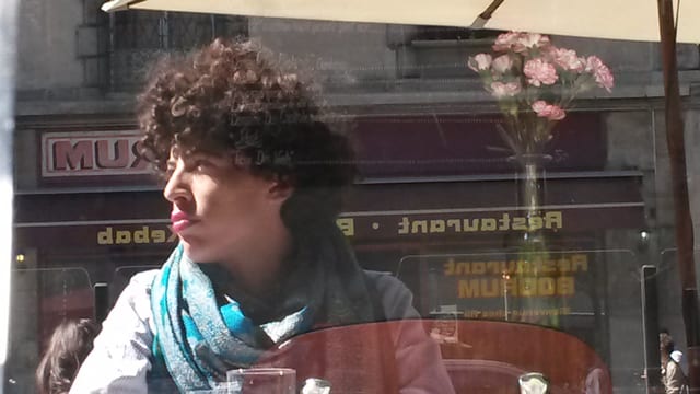 Portrait Aiana Gennai in der Spiegelung einer Fensterscheibe Portrait Aiana Gennai in der Spiegelung einer Fensterscheibe