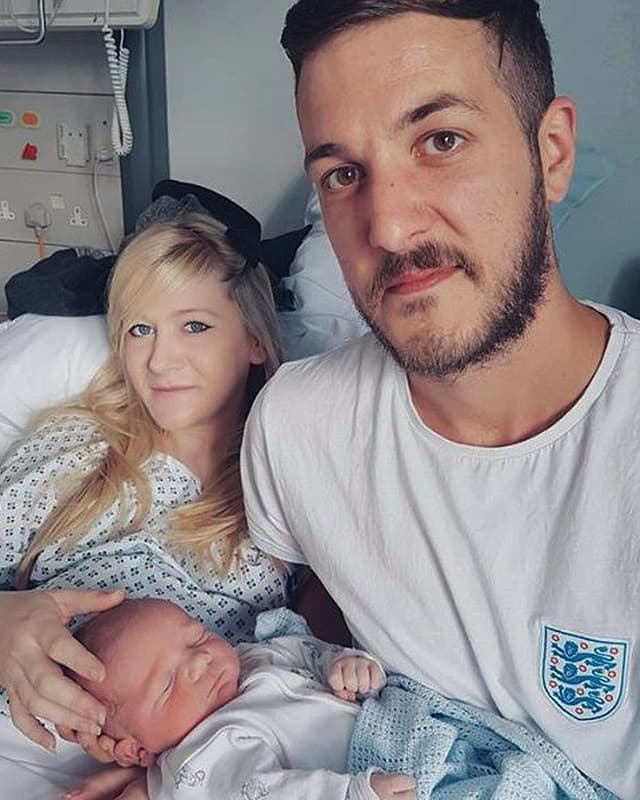 Baby Charlie mit seinen Eltern im Spitalbett Baby Charlie mit seinen Eltern im Spitalbett