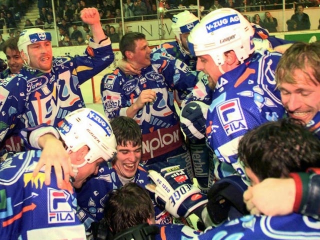 Die Zuger Spieler feiern 1998 ausgelassen ihren Titelgewinn. Die Zuger Spieler feiern 1998 ausgelassen ihren Titelgewinn.