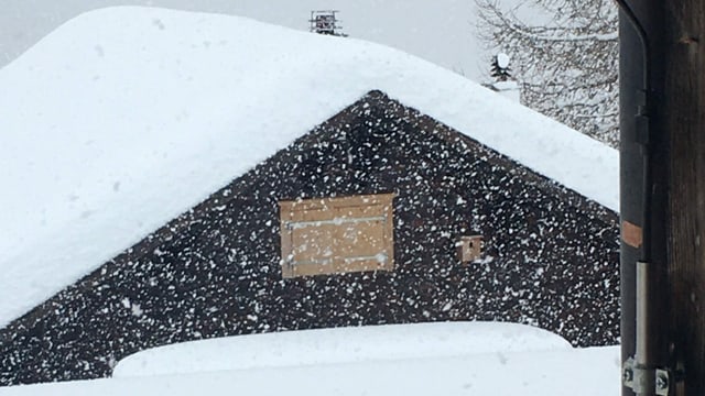Flockentanz vor einem Holzhaus am Fanaserberg im Prättigau. Flockentanz vor einem Holzhaus am Fanaserberg im Prättigau.
