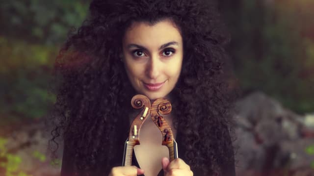Die Violinistin Chouchane Siranossian blickt in die Kamera Die Violinistin Chouchane Siranossian blickt in die Kamera