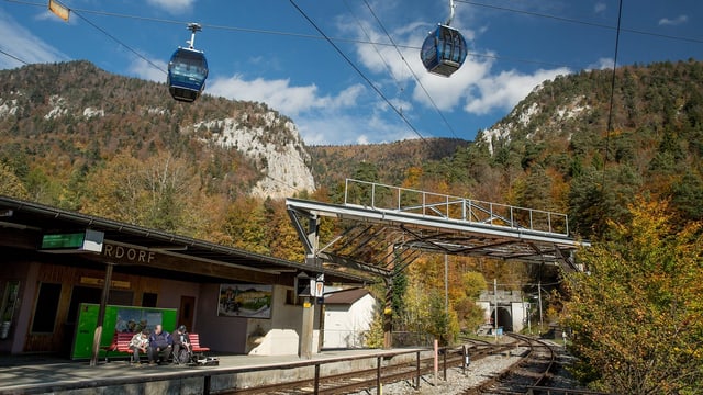 Gondelbahn über Bahngeleisen. Gondelbahn über Bahngeleisen.