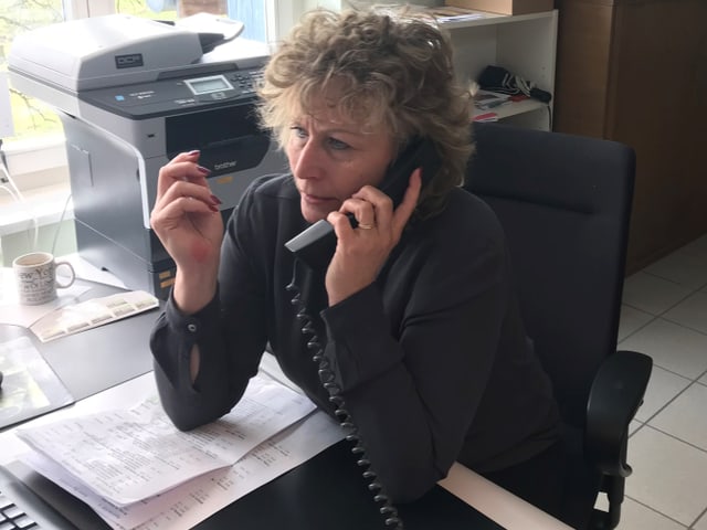 Nathalie Hunger von «Rund ums Hus GmbH» am Schreibtisch beim Telefonieren. Nathalie Hunger von «Rund ums Hus GmbH» am Schreibtisch beim Telefonieren.