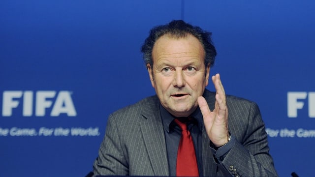 Pieth während einer PK. Im Hintergrund der Schriftzug FIFA. Pieth während einer PK. Im Hintergrund der Schriftzug FIFA.