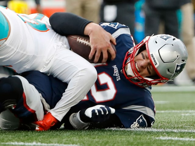 Star-Quarterback Tom Brady wird getackelt Star-Quarterback Tom Brady wird getackelt