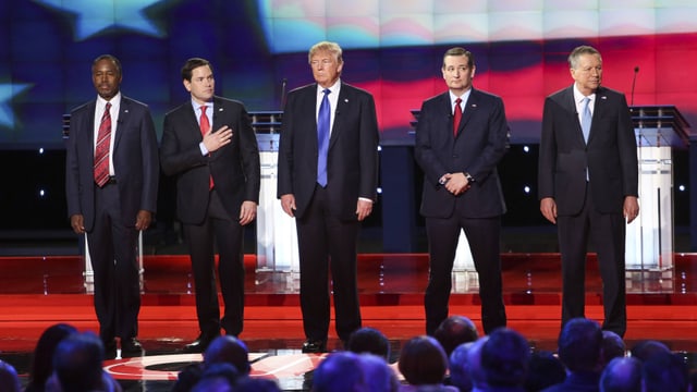 Die reputlikanischen Kandidaten Carson, Rubio, Trump, Cruz und Kasich stehen anlässlich einer Vorwahl-Debatte auf der Bühne nebeneinander.