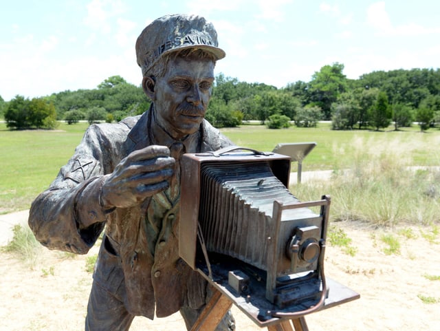 John T. Daniels als Bronzestatue. John T. Daniels als Bronzestatue.