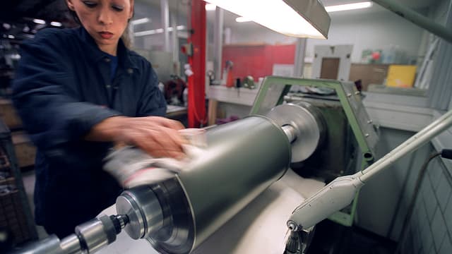 Eine Mitarbeiterin der Sulzer Metco AG in Wohlen. Eine Mitarbeiterin der Sulzer Metco AG in Wohlen.