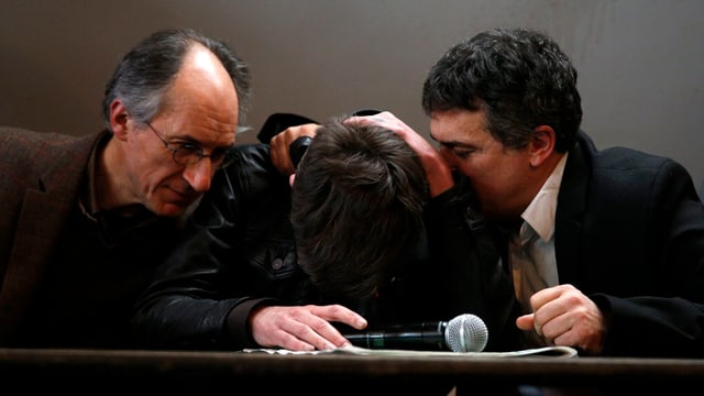 Gérard Biard (links) und Journalist Patrick Pelloux (rechts) trösten an der Pressekonferenz den Karikaturisten Luz. Gérard Biard (links) und Journalist Patrick Pelloux (rechts) trösten an der Pressekonferenz den Karikaturisten Luz.
