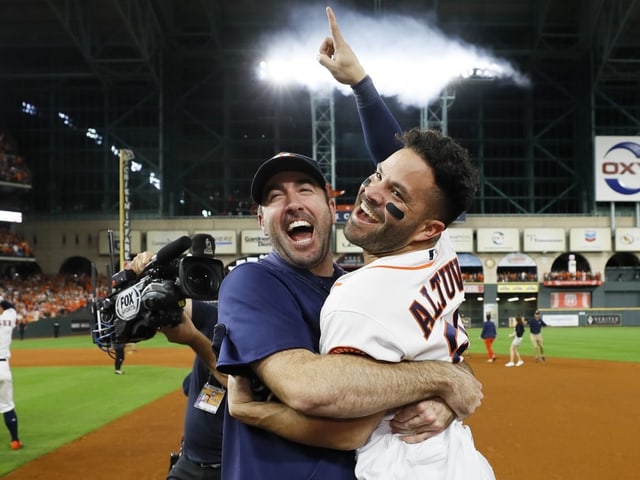 Justin Verlander und Jose Altuve von den Astros feiern den Sieg. Justin Verlander und Jose Altuve von den Astros feiern den Sieg.