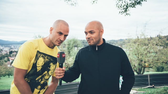 Tarek von K.I.Z hält Maxim das Mikrofon hin Tarek von K.I.Z hält Maxim das Mikrofon hin