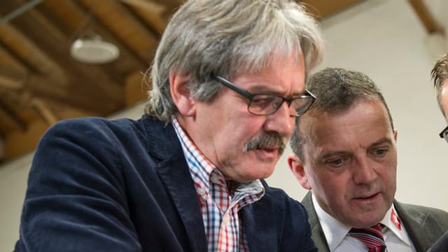 Zanetti und Wobmann studieren Unterlagen. Zanetti und Wobmann studieren Unterlagen.
