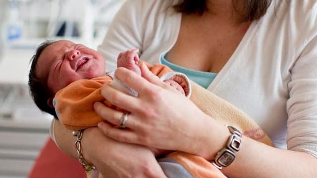 Baby in den armen seiner Mutter. Baby in den armen seiner Mutter.