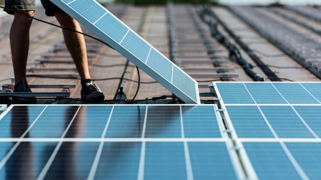 Solarpanels auf einem Dach Solarpanels auf einem Dach